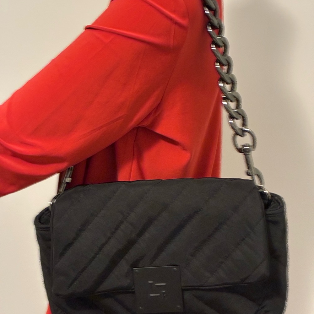 Elegant Black Quilted Shoulder Bag
Adjustable shoulder strap included.